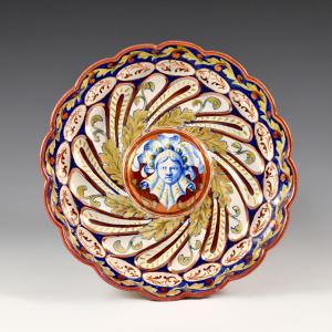 Dish with mask and floral motifs - Ginori Manufactory, circa 1860-1880